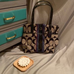 COACH purse 👜 in good used condition. Shows some wear on straps.